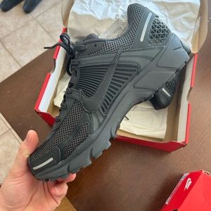 Air Zoom Vamero 5’s ‘Anthracite’ Size 10.5